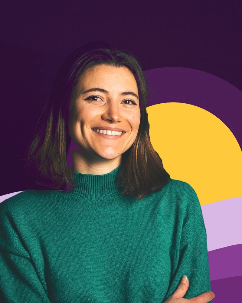 Portrait de Marine Vuillemin, souriante, en pull vert